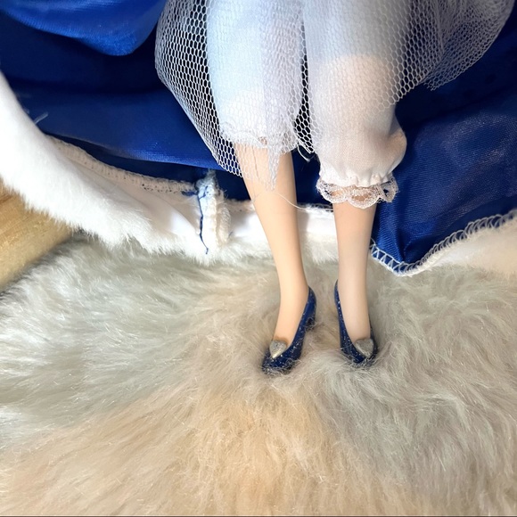 Disney Cinderella Porcelain Keepsake 16" Doll Royal Holiday Edition Brass Key - Picture 3 of 6